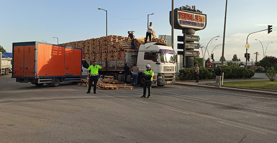 Kahramankazan'da tır ile kamyonetin çarpışması nedeniyle trafik bir süre kontrollü sağlandı
