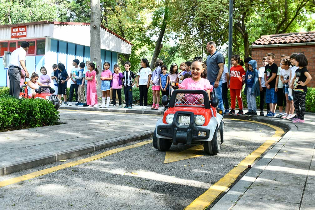 Kurtuluş Parkı Trafik Eğitim Pisti’nde minikler trafiği öğreniyor